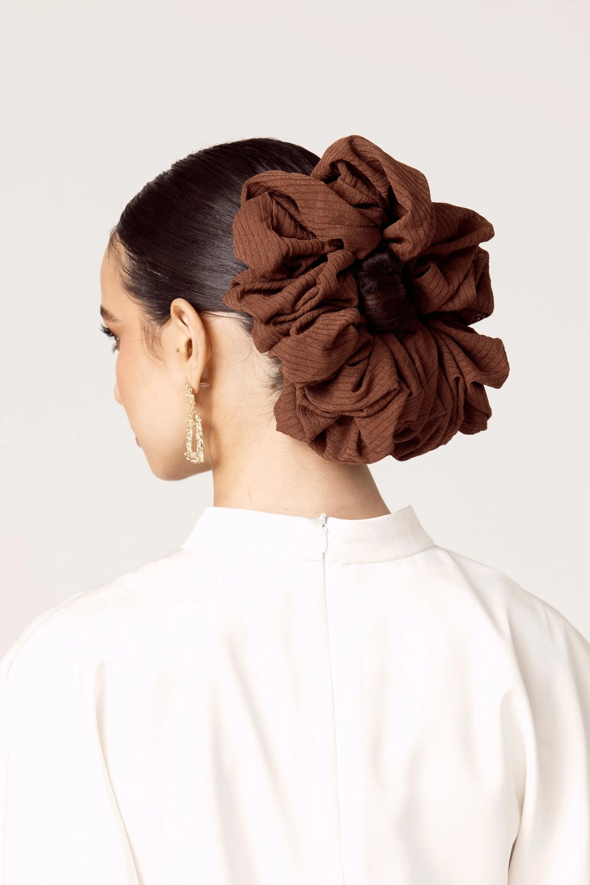 Ribbed Volume Scrunchie - Soft Brown